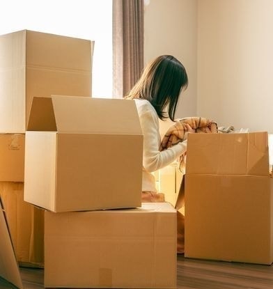 生前整理の仕分け作業をする女性
